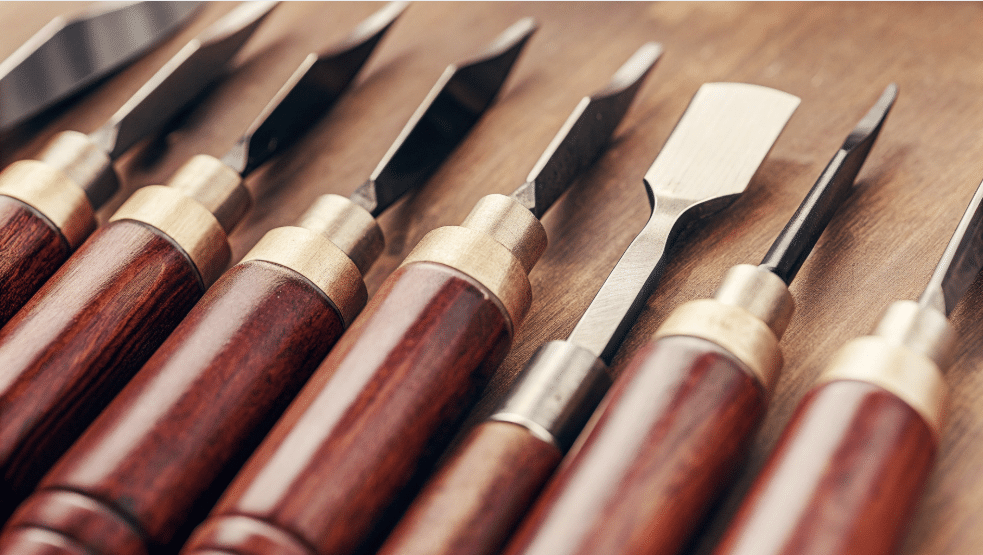 Japanese Wood Carving - Japanes Knives Tips The image showcases a set of Japanese wood carving tools, including various carving knives and chisels crafted from Japanese high carbon steel. Each tool features a distinct blade design, emphasizing sharpness and precision, ideal for woodworking and intricate detailing.
